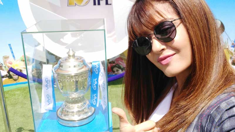Surveen Chawla clicks a selfie with the VIVOIPL trophy